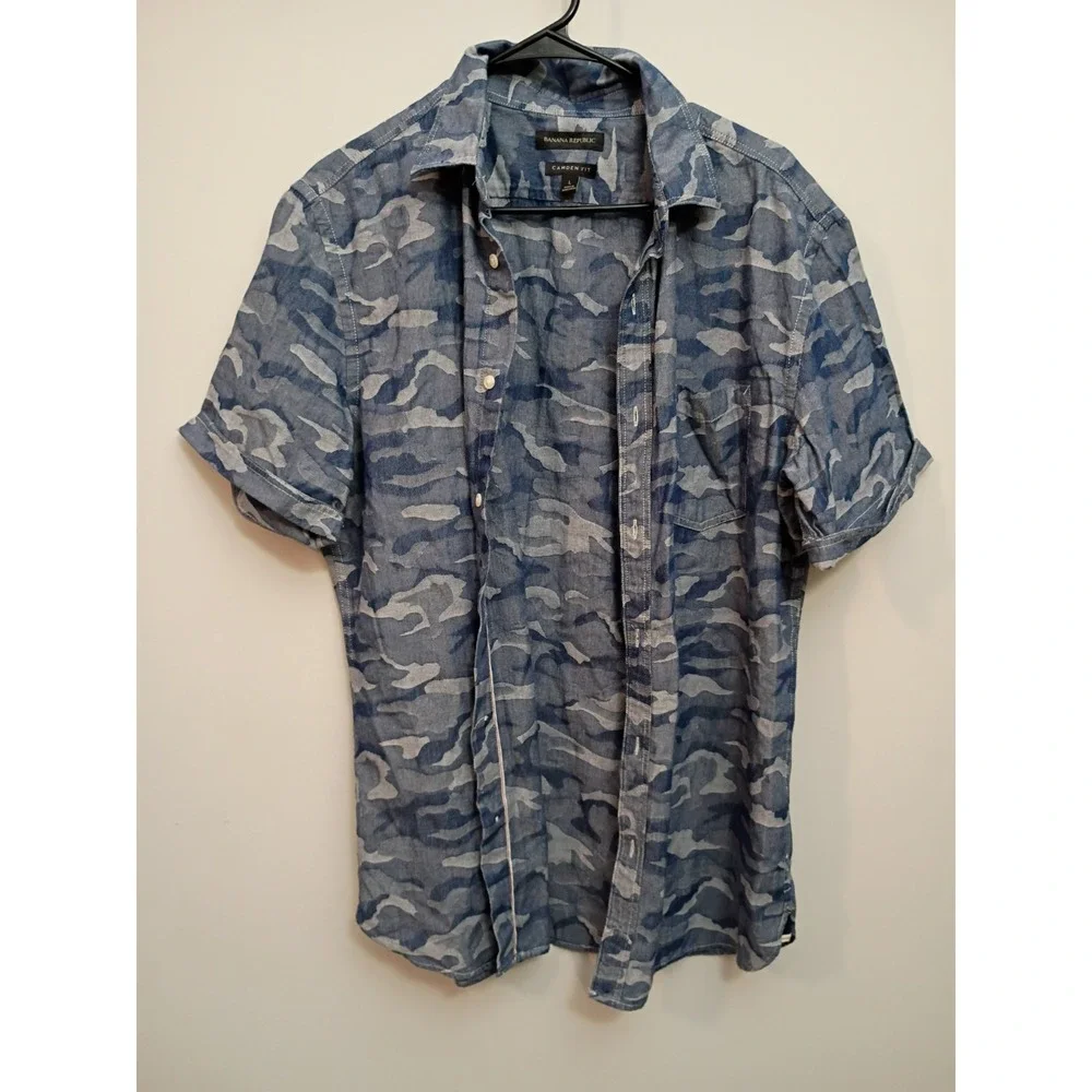 Banana Republic Mens Large Camden Blue Camo Denim Button Up Short Sleeve Safari
